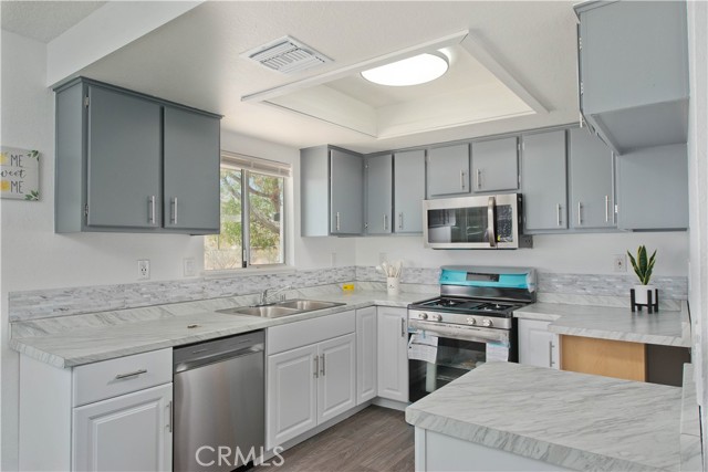 Detail Gallery Image 4 of 37 For 16104 Stagecoach Ave, Palmdale,  CA 93591 - 3 Beds | 2 Baths
