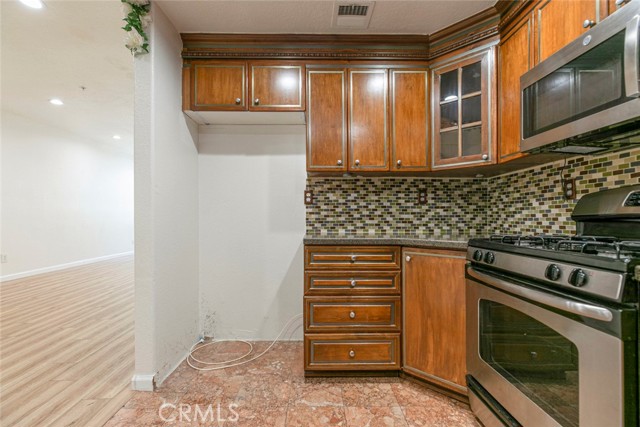 16940 Chatsworth Street, Granada Hills CA: https://media.crmls.org/medias/e44ed503-d03f-46b6-99d3-fbc05286924f.jpg