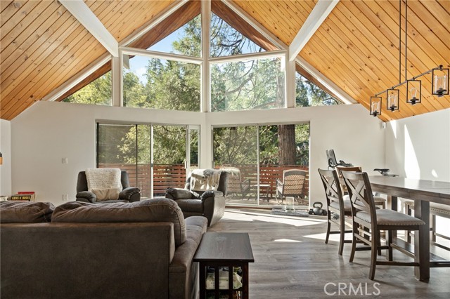 Detail Gallery Image 1 of 35 For 316 Pioneer Rd, Lake Arrowhead,  CA 92352 - 3 Beds | 2/1 Baths