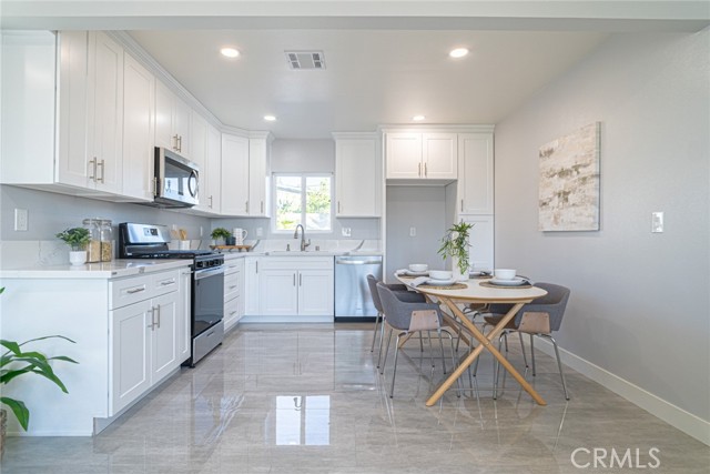 Detail Gallery Image 2 of 35 For 5509 Bonnie St, San Bernardino,  CA 92404 - 4 Beds | 2 Baths