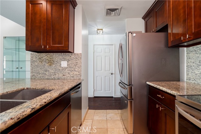 435 S La Fayette Park Place, Los Angeles CA: https://media.crmls.org/medias/e450fdac-768d-4fb1-afcb-938d32e8aafd.jpg