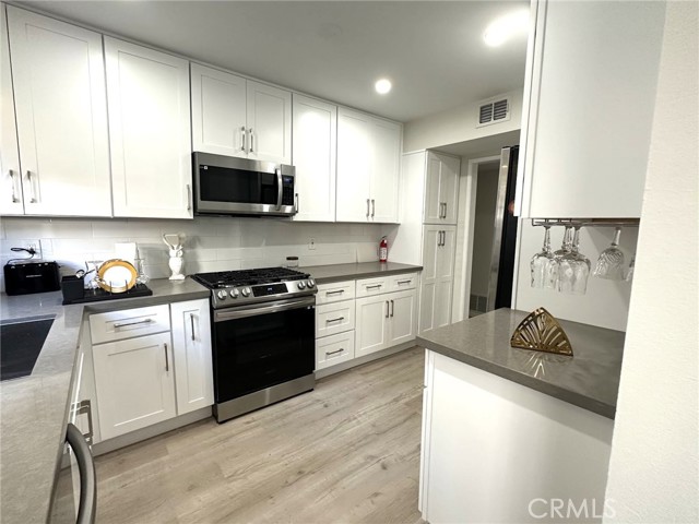 Detail Gallery Image 4 of 25 For 15508 Williams St #E,  Tustin,  CA 92780 - 3 Beds | 2 Baths
