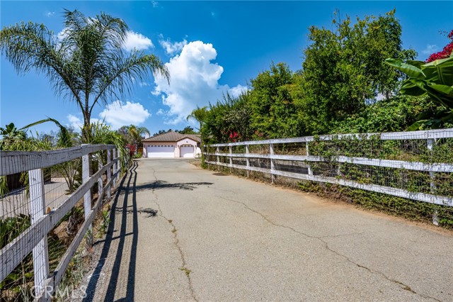 731 Oak Glade Drive, Fallbrook CA: https://media.crmls.org/medias/e452c254-13c9-4b7a-b083-ab2ca0b095b0.jpg