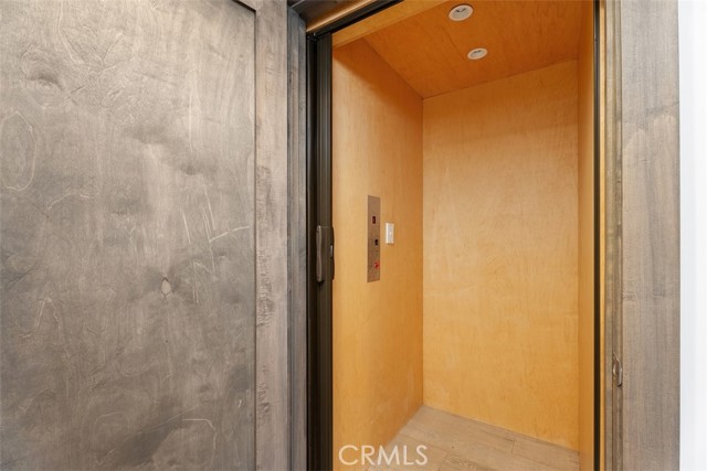 200 E Balboa Boulevard, Newport Beach CA: https://media.crmls.org/medias/e452ccf9-c69d-40f2-9d95-d7c2fe75741a.jpg