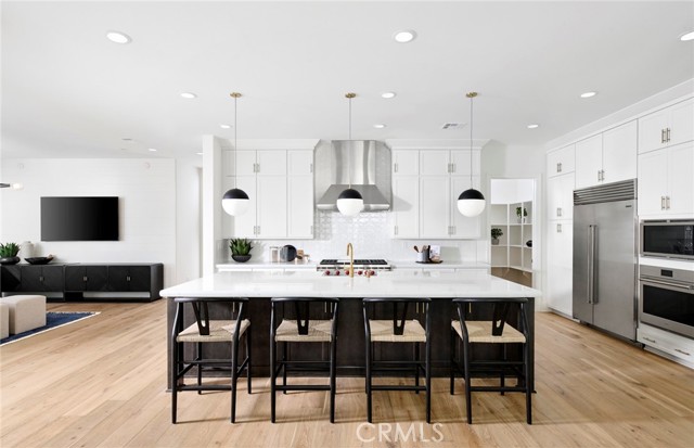 Detail Gallery Image 17 of 29 For 21156 Poema Pl, Chatsworth,  CA 91311 - 5 Beds | 5/2 Baths