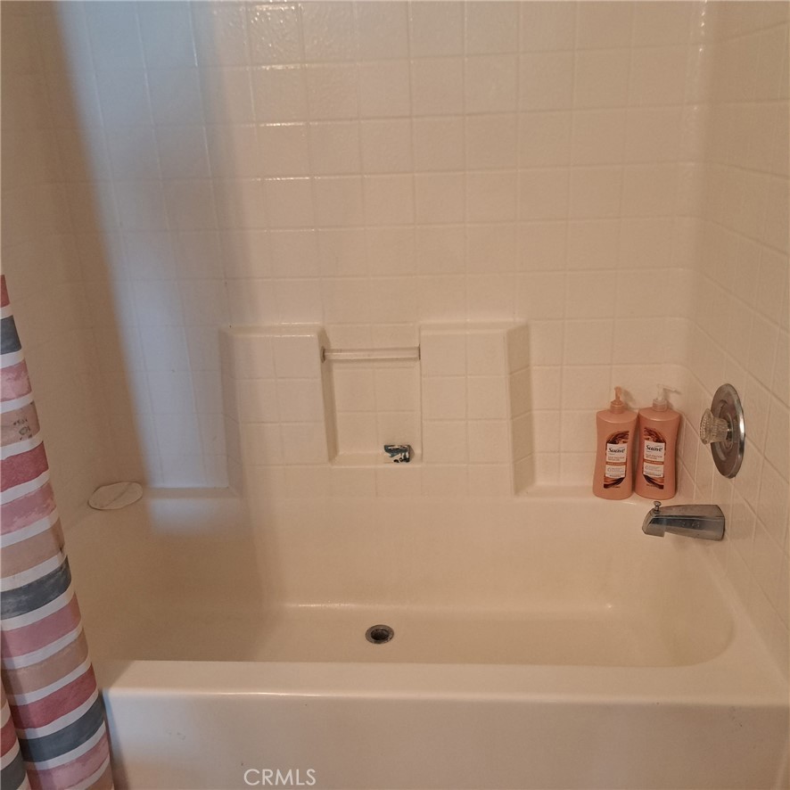 https://media.crmls.org/medias/e453b866-7e12-45f7-9db9-d4060e462d0e.jpg?preset=X-Large