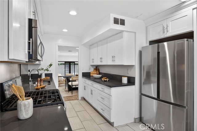 Detail Gallery Image 22 of 46 For 1830 Kelton Ave #5,  Los Angeles,  CA 90025 - 3 Beds | 2/1 Baths