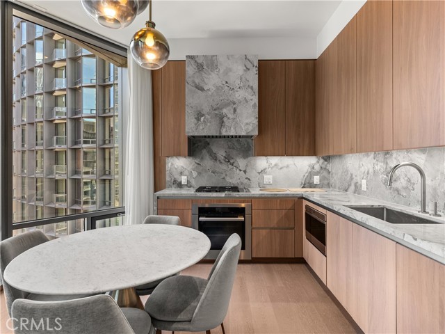 211 W Elm Court, Los Angeles CA: https://media.crmls.org/medias/e456bcc6-9ee0-457b-912d-6ff10cf82f04.jpg