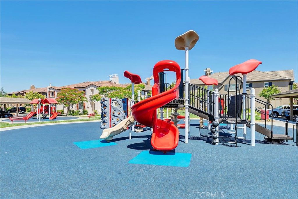 https://media.crmls.org/medias/e4570063-d5e7-4f1e-85f2-688732d5d611.jpg?preset=X-Large