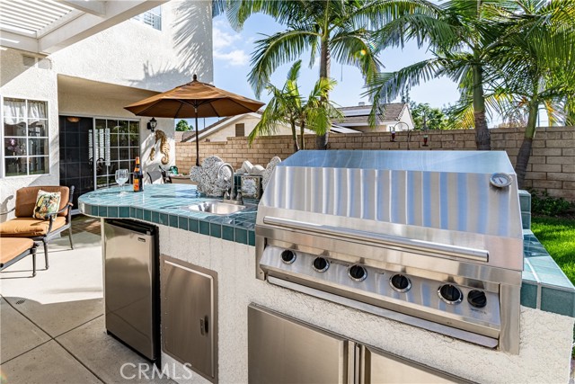 Built-in barbecue, sink, fridge and seating area