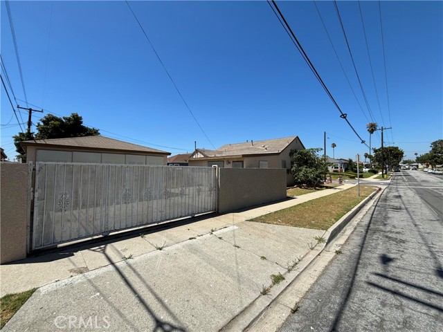 2002 112th Street, Los Angeles, California 90047, 4 Bedrooms Bedrooms, ,1 BathroomBathrooms,Single Family Residence,For Sale,112th,OC24171503