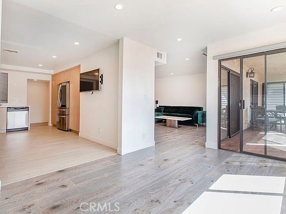 7625 Reseda Boulevard, Reseda CA: https://media.crmls.org/medias/e4617137-fdc8-44a6-a712-c2a9dd408335.jpg