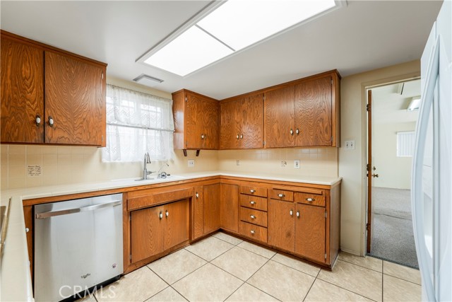 1300 Oak Avenue, Carlsbad CA: https://media.crmls.org/medias/e463ec49-a2a9-4133-b749-297efb757faf.jpg