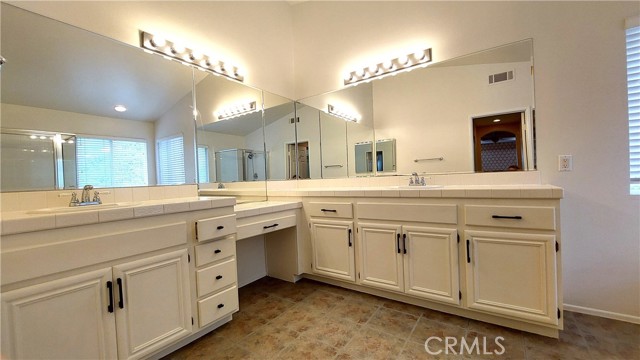 21107 Oakleaf Canyon Drive, Newhall CA: https://media.crmls.org/medias/e4658fd1-b467-475a-b4c5-9d8762d5f596.jpg