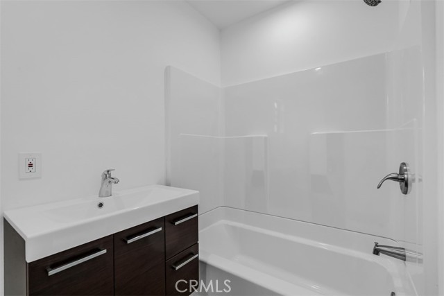 433 N Buena Vista Street, Burbank CA: https://media.crmls.org/medias/e466b608-1e62-494a-8335-7c13154c1211.jpg