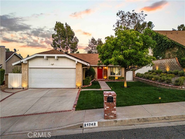 21742 Grovepark Drive, Saugus CA: https://media.crmls.org/medias/e4694944-6505-4b1f-a206-f2552b1a3a08.jpg