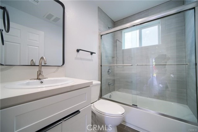 Detail Gallery Image 8 of 17 For 630 1/2 E Adams Bld, Los Angeles,  CA 90011 - 4 Beds | 2/1 Baths