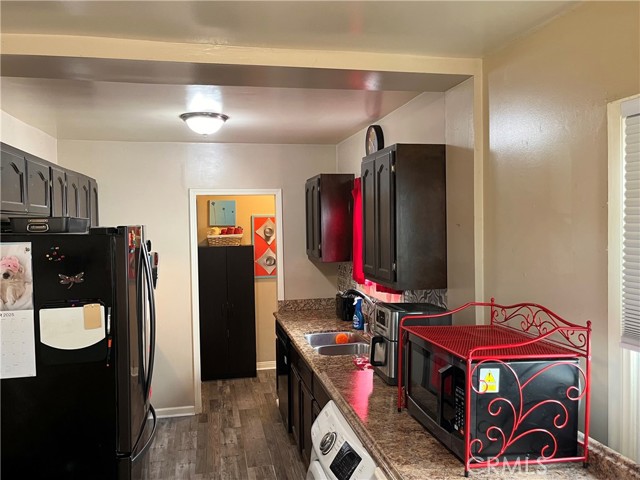 332 E South Street, Long Beach CA: https://media.crmls.org/medias/e46a473b-e08e-4274-90f7-e5700de006f9.jpg