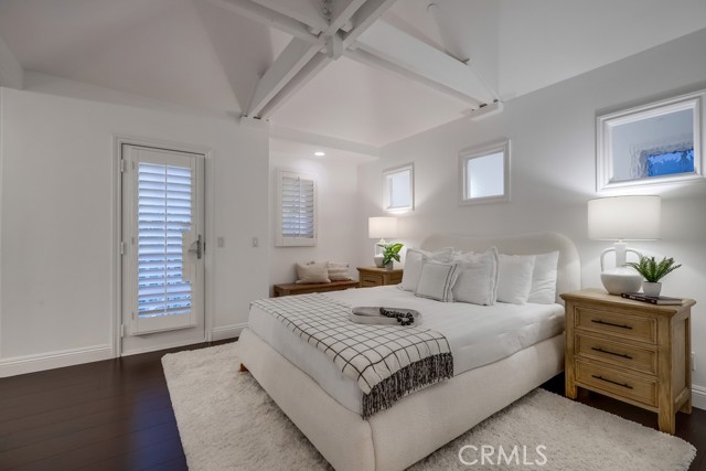 2569 Bungalow Place, Corona del Mar CA: https://media.crmls.org/medias/e46b22f3-6d3d-4955-b1ca-e70297373ca2.jpg