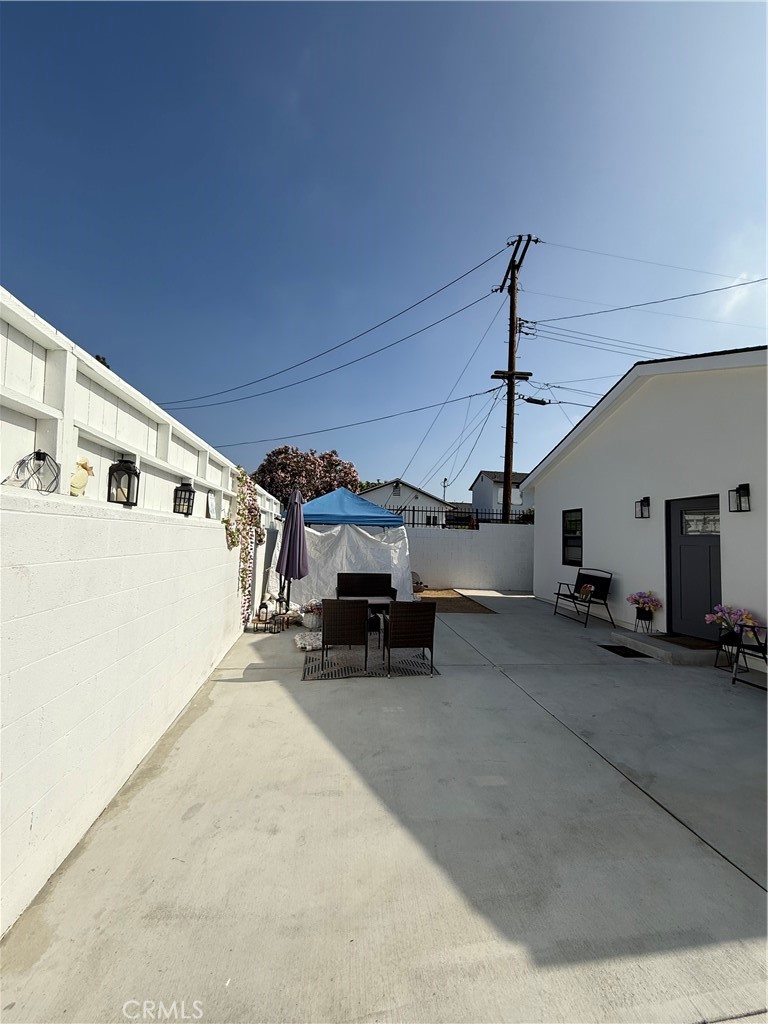 https://media.crmls.org/medias/e46daf78-2ca9-437b-abd0-0d916b195680.jpg?preset=X-Large