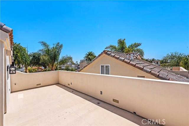 703 Marguerite Avenue, Corona del Mar CA: https://media.crmls.org/medias/e46e8b8a-e8ea-4494-b2b1-b138dfdf9d87.jpg
