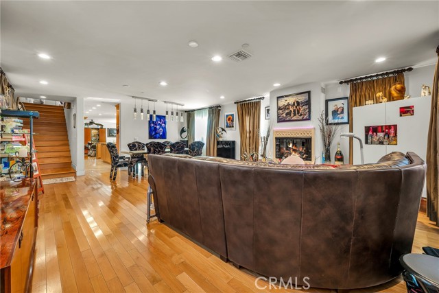 Detail Gallery Image 6 of 31 For 236 8th St, Seal Beach,  CA 90740 - 5 Beds | 5 Baths