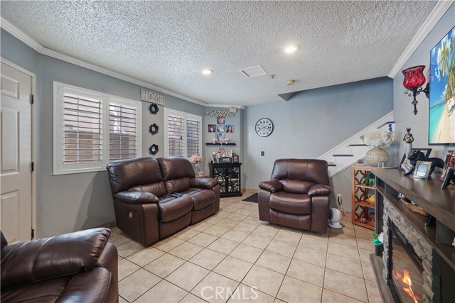 Detail Gallery Image 4 of 23 For 9317 Elm Vista Dr #9,  Downey,  CA 90242 - 3 Beds | 3 Baths