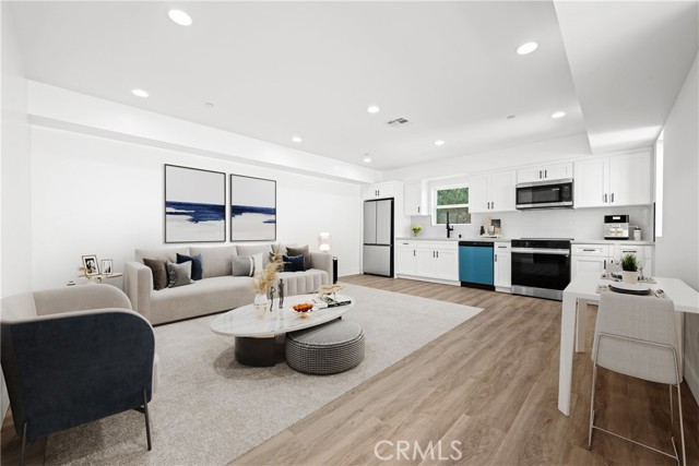 6704 1/2 Kester Avenue, Van Nuys CA: https://media.crmls.org/medias/e46f79ba-9e39-47b4-b7ec-3e98e8034762.jpg