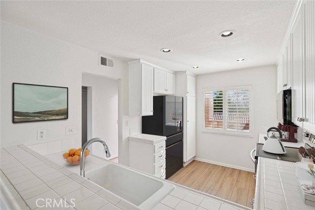 Detail Gallery Image 9 of 23 For 440 Villa Point, Newport Beach,  CA 92660 - 2 Beds | 2 Baths