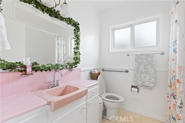945 W Bonnie Brae Court, Ontario CA: https://media.crmls.org/medias/e4703f90-b988-430f-a76e-6126a598032e.jpg