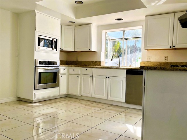 1226 Azalea Court, Upland CA: https://media.crmls.org/medias/e475986c-8f06-46d8-b704-2ad742aa3572.jpg