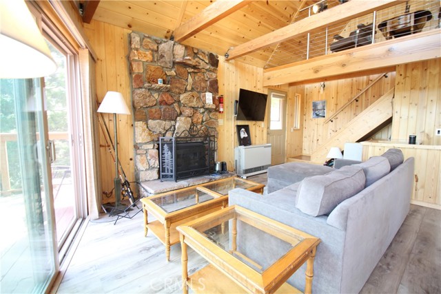 Detail Gallery Image 20 of 44 For 38532 N Shore Dr, Fawnskin,  CA 92333 - 3 Beds | 2/1 Baths