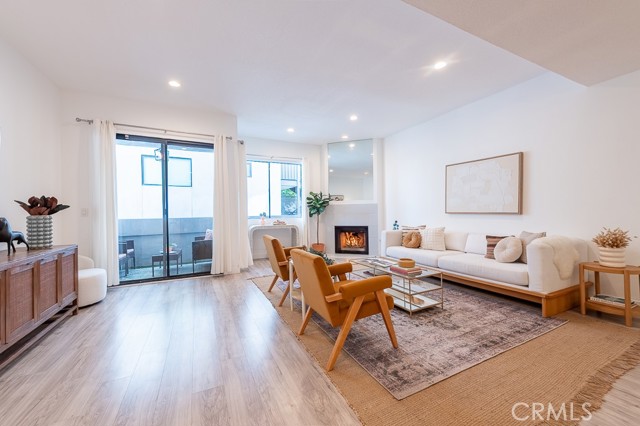 Detail Gallery Image 6 of 35 For 839 Larrabee St #6,  West Hollywood,  CA 90069 - 2 Beds | 2/1 Baths