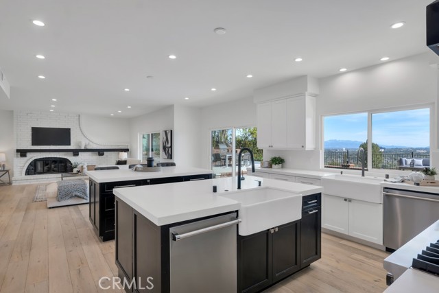 Detail Gallery Image 8 of 30 For 5952 Woodland View Dr, Woodland Hills,  CA 91367 - 5 Beds | 4 Baths