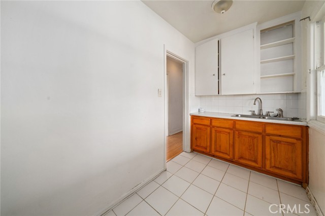 1412 S Victoria Avenue, Los Angeles CA: https://media.crmls.org/medias/e4811a17-627d-4b33-be37-ec381cdb83d4.jpg