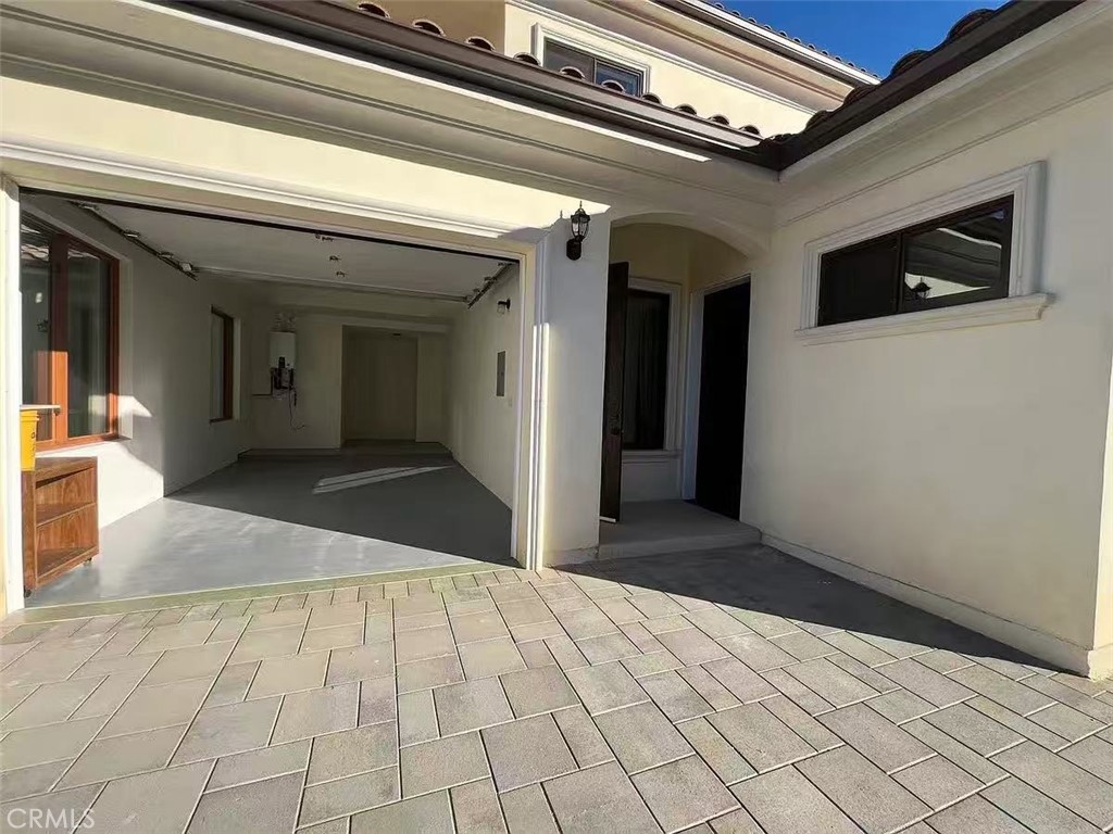 https://media.crmls.org/medias/e481461b-0a1f-4153-b08d-e1b4a54400cb.jpg?preset=X-Large