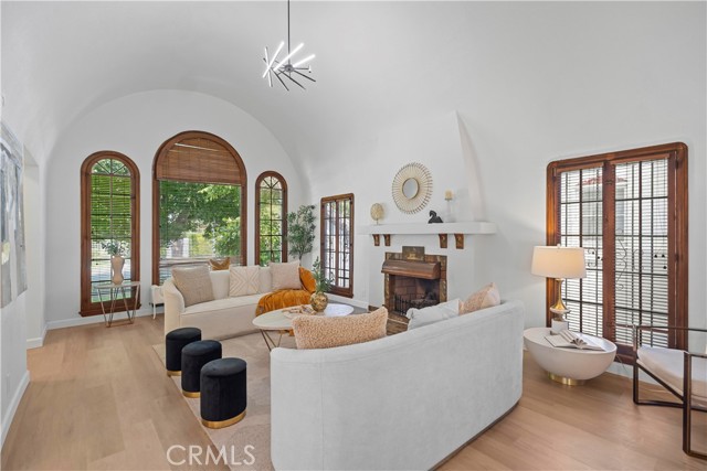 336 N Crescent Heights Boulevard, Los Angeles CA: https://media.crmls.org/medias/e4814a43-6b10-4bd0-89bc-970be2cfbd51.jpg