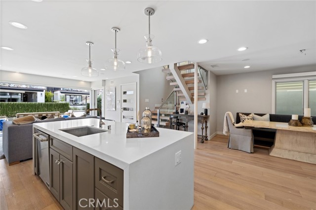 Detail Gallery Image 10 of 26 For 219 Diamond Ave, Newport Beach,  CA 92662 - 3 Beds | 3 Baths