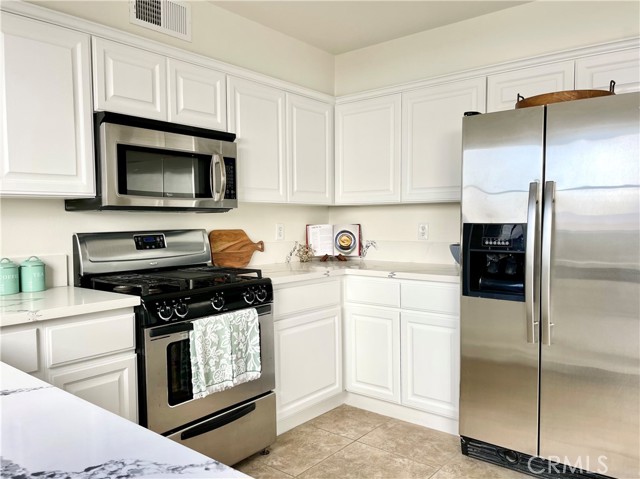 Detail Gallery Image 2 of 46 For 4315 W 145th St #10,  Lawndale,  CA 90260 - 3 Beds | 2/1 Baths