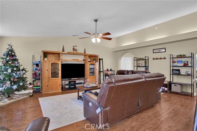 Detail Gallery Image 16 of 61 For 7870 El Manor Rd, Oak Hills,  CA 92344 - 4 Beds | 2/1 Baths