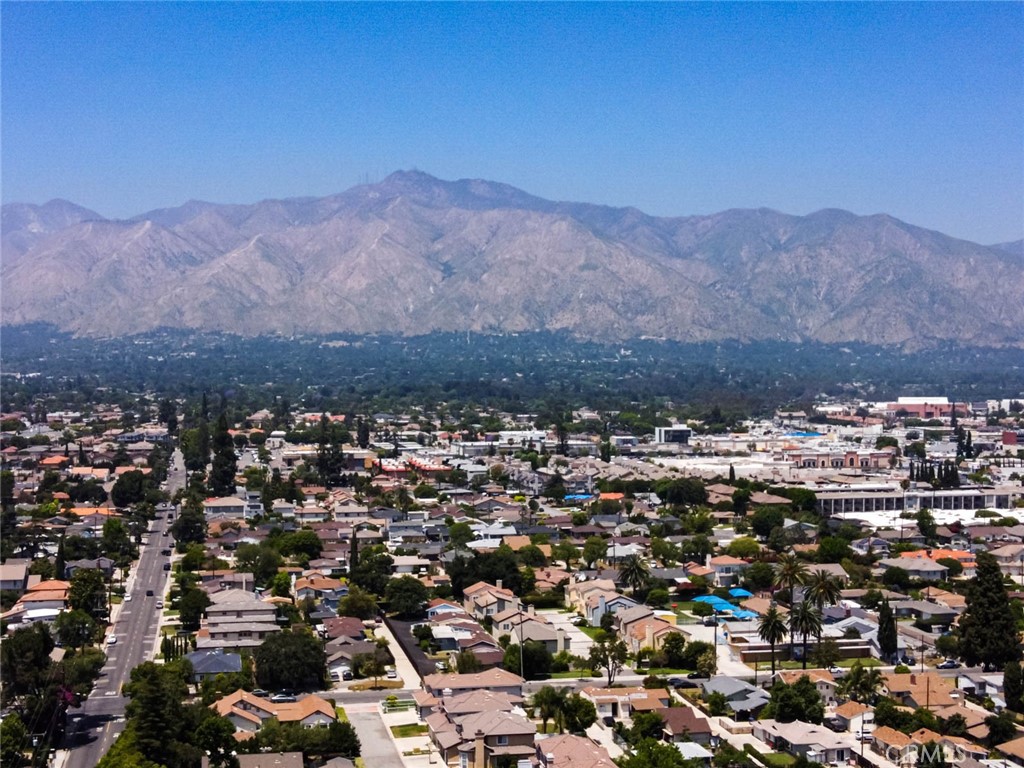 https://media.crmls.org/medias/e484b1c2-39b6-4613-8633-b2f6c1b8af27.jpg?preset=X-Large