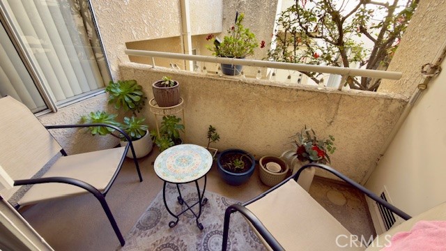 Detail Gallery Image 7 of 24 For 19400 Wyandotte #16,  Reseda,  CA 91335 - 3 Beds | 2 Baths