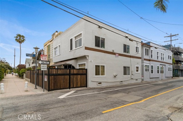 12 1/2 25th Place, Venice CA: https://media.crmls.org/medias/e4859be6-9cdb-4e3e-991f-02b44b2af03e.jpg