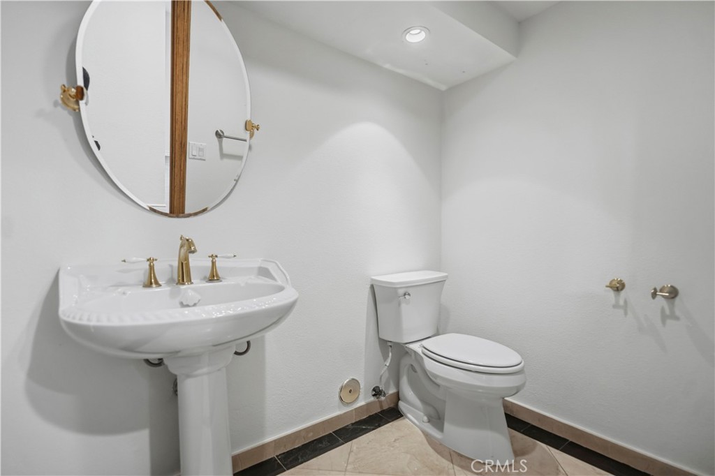 https://media.crmls.org/medias/e486590d-0033-4e56-9c29-c67488cd131a.jpg?preset=X-Large