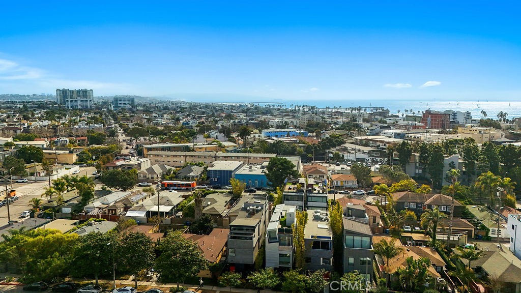 https://media.crmls.org/medias/e4875658-76e8-4431-b841-25af4e7f84f3.jpg?preset=X-Large