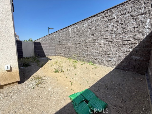 15943 Blue Cooper Way, Fontana CA: https://media.crmls.org/medias/e488a1b2-98a8-40c6-b4f4-1d7b5034ecf3.jpg