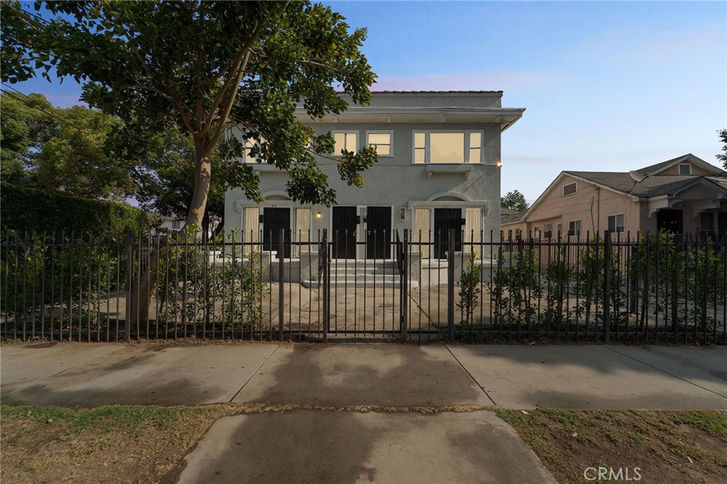 875 W 41st Drive