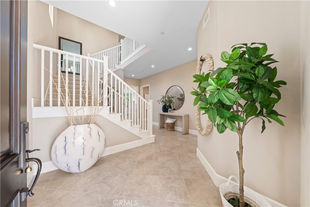 MLS #OC25185662 img 4