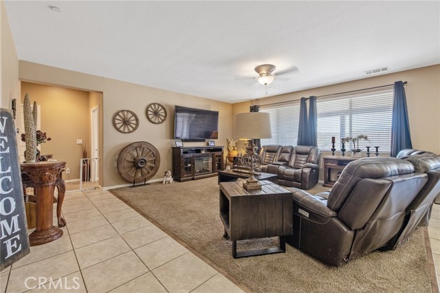 863 Legacy Drive, Lemoore CA: https://media.crmls.org/medias/e48abf60-b571-4c89-9627-fb43ab6cbcb0.jpg