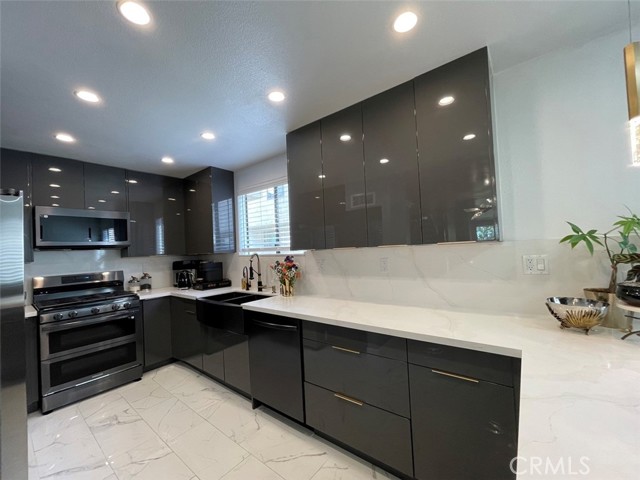 Detail Gallery Image 11 of 37 For 5305 White Oak Ave #F,  Encino,  CA 91316 - 2 Beds | 3 Baths